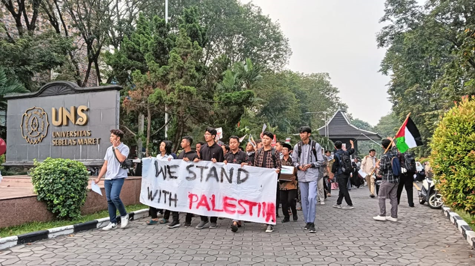 Ratusan Mahasiswa UNS Menggelar Aksi “Bela Palestina” Demi Solidaritas Bersama