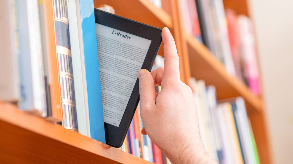 Nostalgia Kertas: Kehilangan Sesnsasi Membaca Buku Fisik di Era Kemudahan Membaca Buku Online