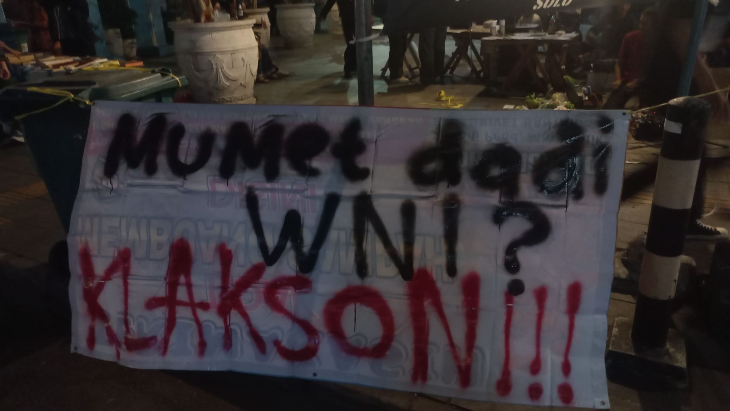 Spanduk bertuliskan 'Mumet dadi WNI? Klakson!" dibentangkan pada kegiatan Festival Sambat di lampu merah jl.Gatot Subroto, Surakarta, Senin (27/7). LPM Motivasi/Syiva Alifah.